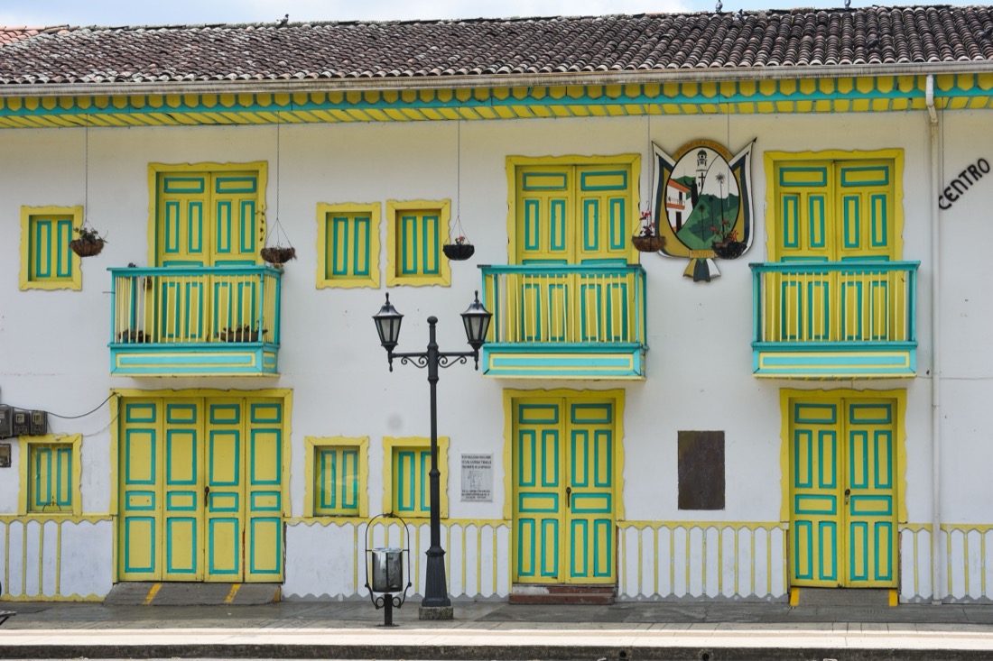 fachada colonial colorida con balcones en Salento, Quindío