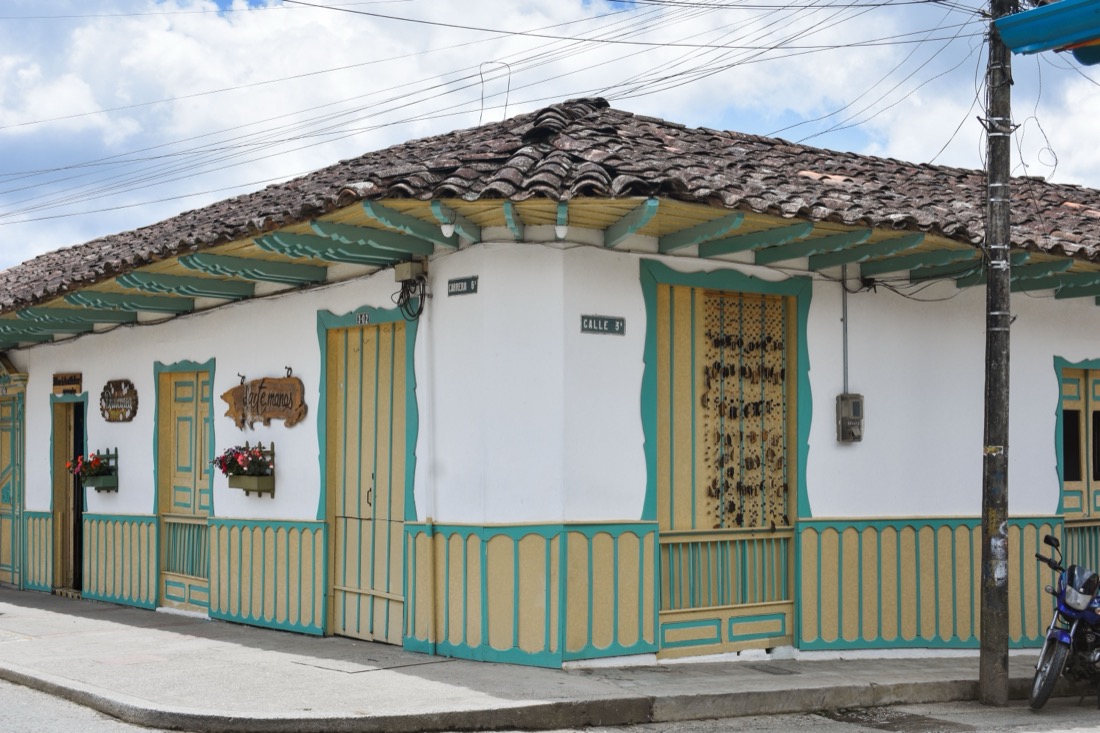 esquina de arquitectura paisa en las calles de Salento