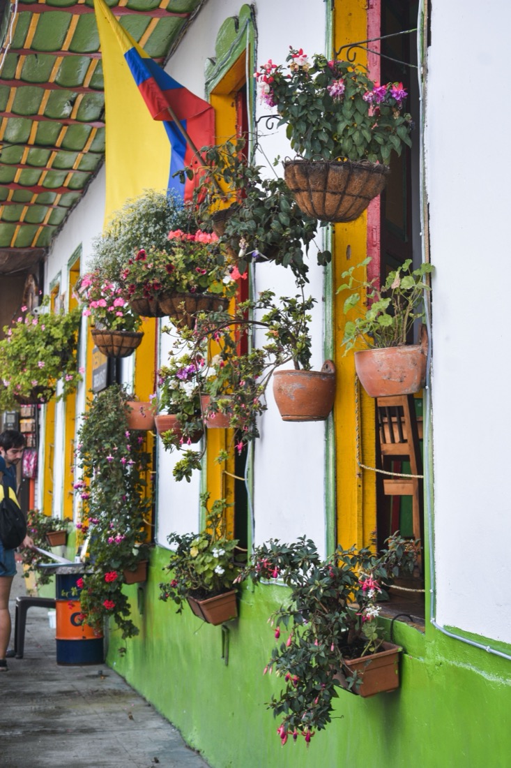 balcón florido con bandera de Colombia en Salento