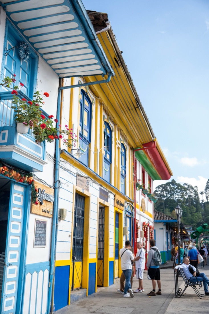 calle colorida de arquitectura paisa en Salento, Quindío