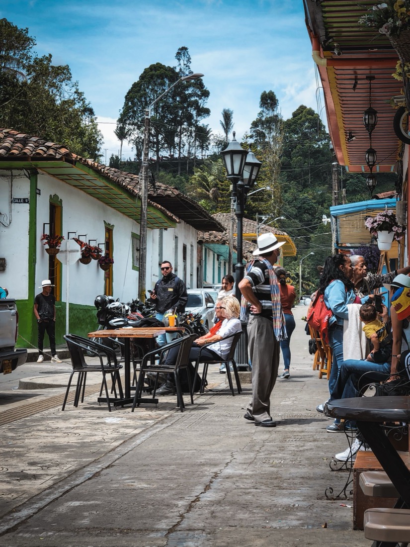 turistas en un café al aire libre en Salento, Quindío