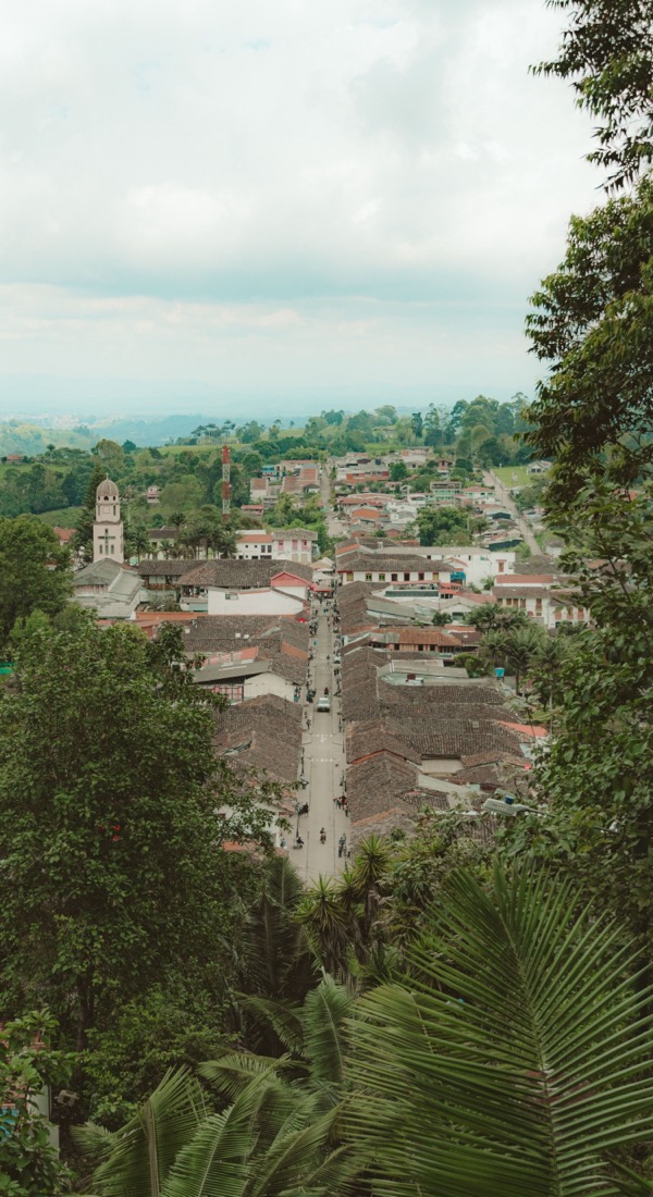 vista aérea de un pueblo colorido del Eje Cafetero