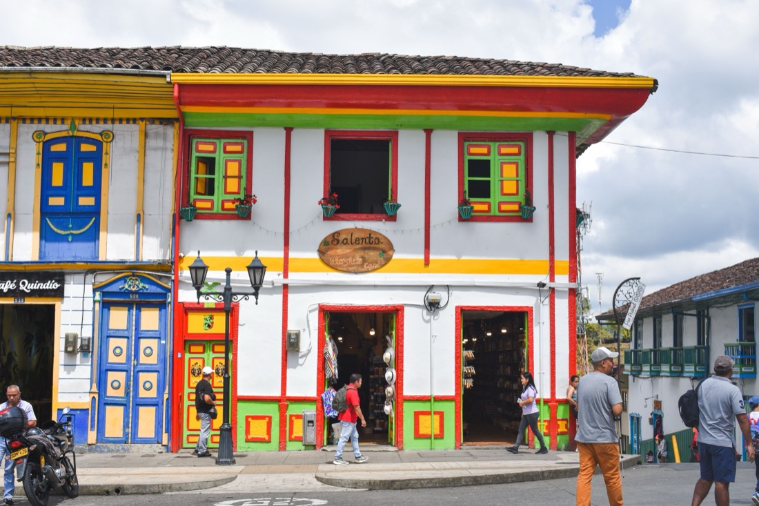 tienda de artesanías en la calle real de Salento